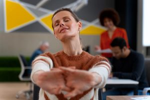Mulher relaxando no trabalho após treinamento de habilidades socioemocionais