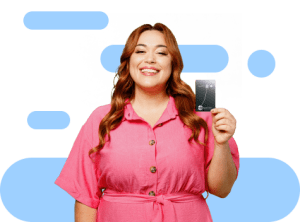 Como contratar benefícios flexíveis? Mulher segura cartao Ticket Super Flex