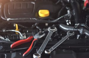 Motor de carro com ferramentas indica manutenção veicular