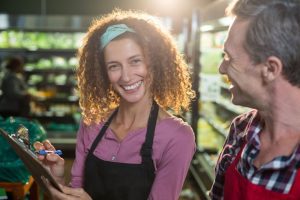 Mulher sorri fazendo atendimento ao cliente com ownership
