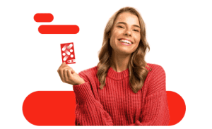 Mulher segura novo cartão Ticket