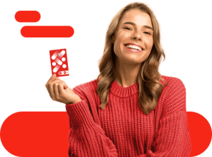 Mulher segura novo cartão ticket