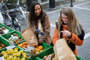Mulheres usam vale-alimentação no sudeste para comprar alimentos no hortifruti
