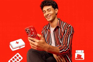 Homem com celular mostra como um clube de vantagens ajuda sua empresa a reter talentos