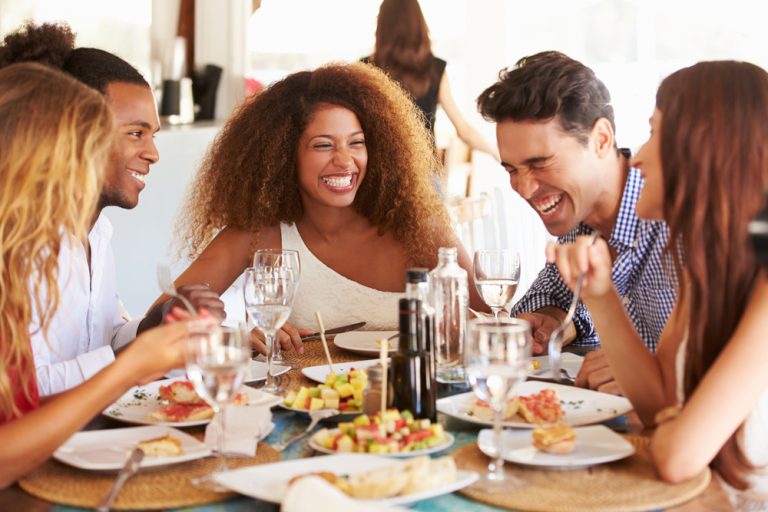 grupo-de-pessoas-diversas-comendo-em-restaurante-768x512