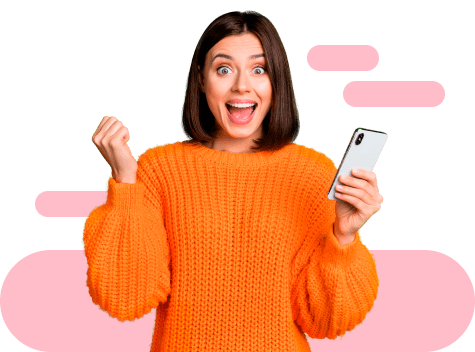 Mulher sorrindo segurando um celular.