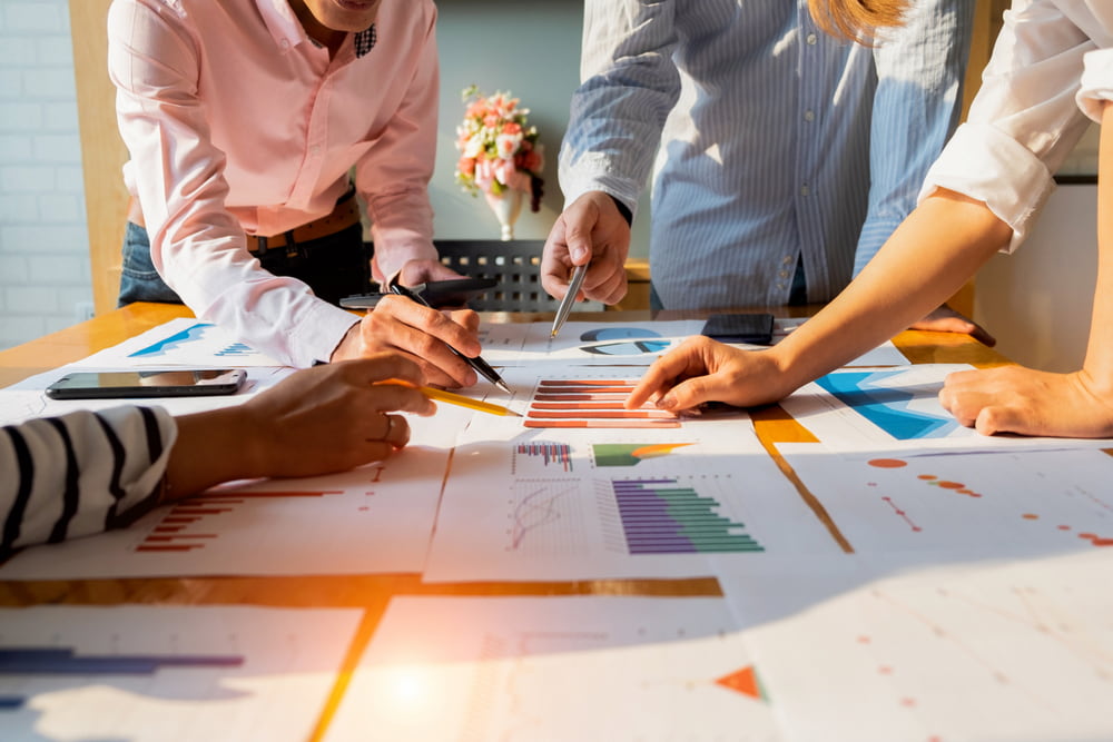 grupo de pessoas fazendo um planejamento estratégico