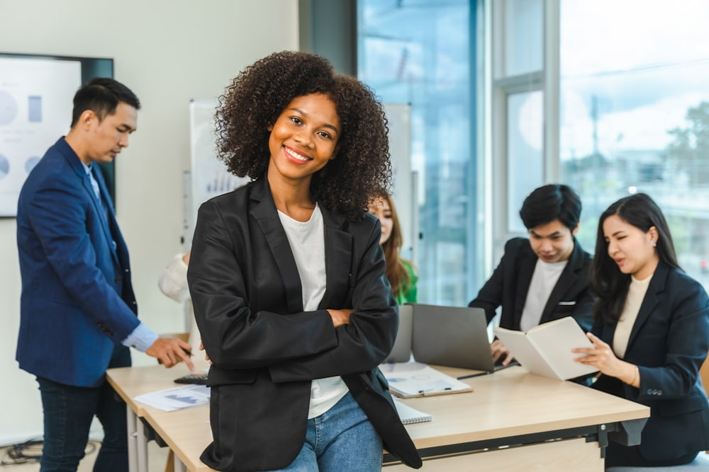 mulher sorridente no escritório olhando para a câmera
