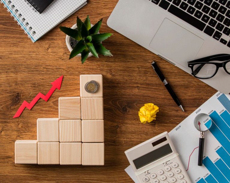 vista de cima de uma mesa de trabalho com gráfico de madeira ascendente simbolizando reajuste vale-alimentação 2023
