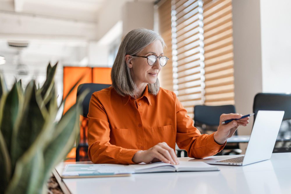 mulher pesquisa sobre waterfall para sua empresa em computador na sala de trabalho
