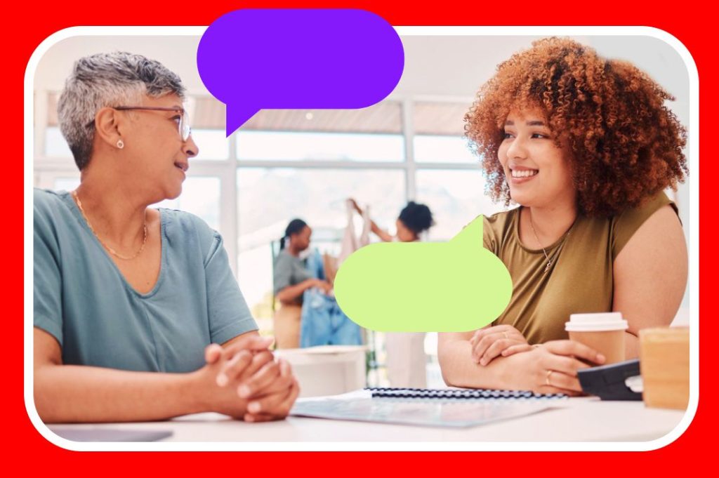 duas mulheres fazem reunião 1-1 no refeitório da empresa