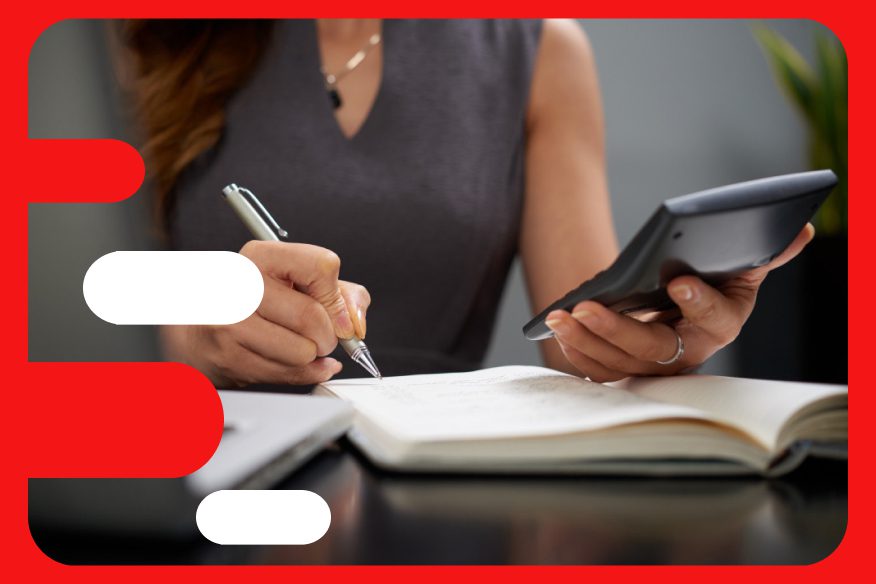 mulher analisa despesa variável de sua empresa