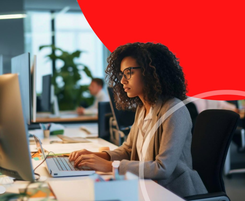 profissional de rh faz o controle de ponto de forma digital pelo seu computador