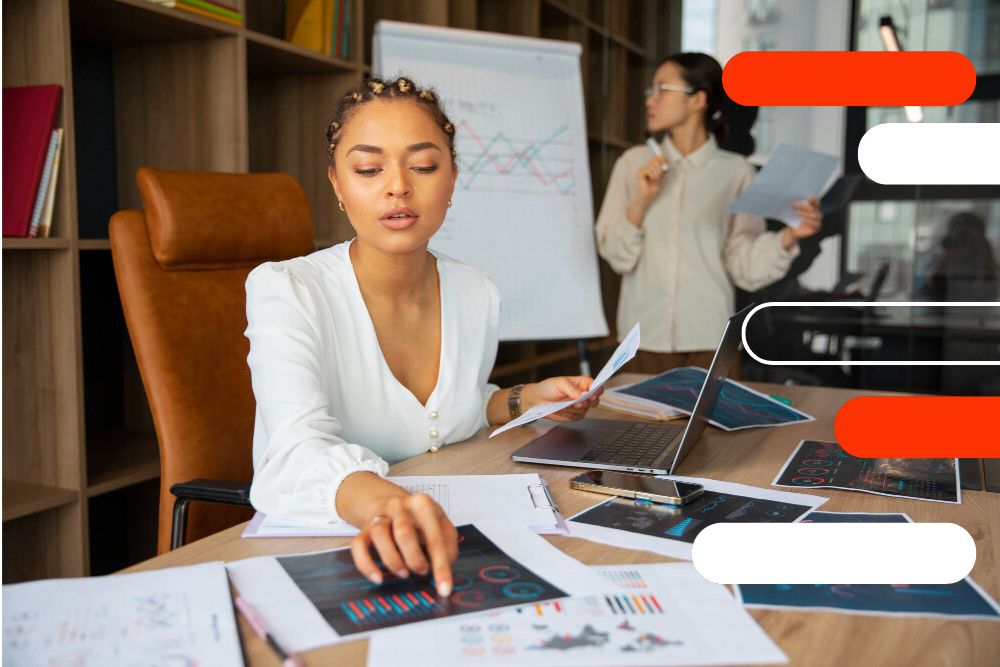 mulher realiza gestão empresarial eficiente em sua sala