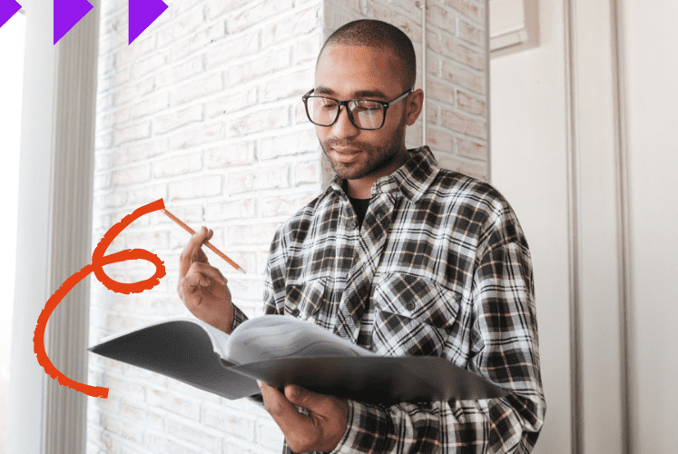 homem realiza auditoria em uma emnpresa