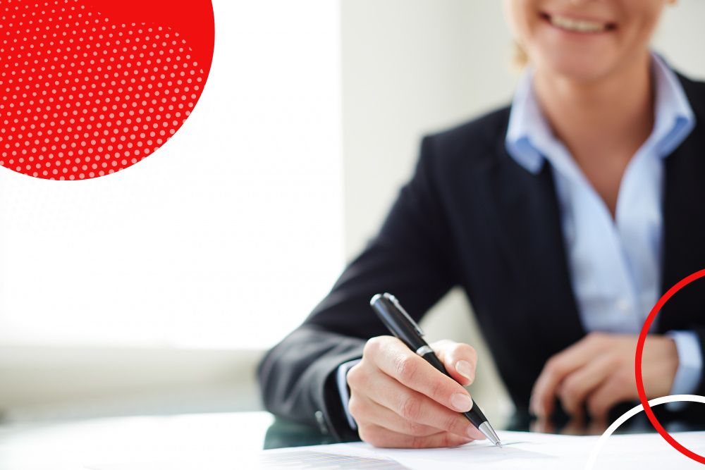 mulher preenche aviso de férias em mesa de trabalho