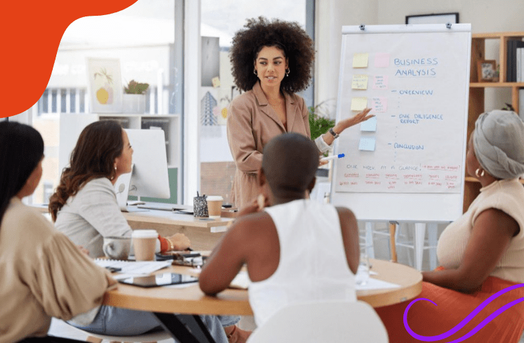 mulher faz coaching empresarial para equipe de trabalho