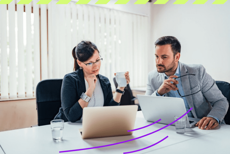 dois colegas em sala de reunião fazem job crafting