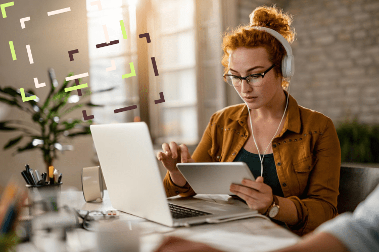 mulher pratica blended learning no seu home office