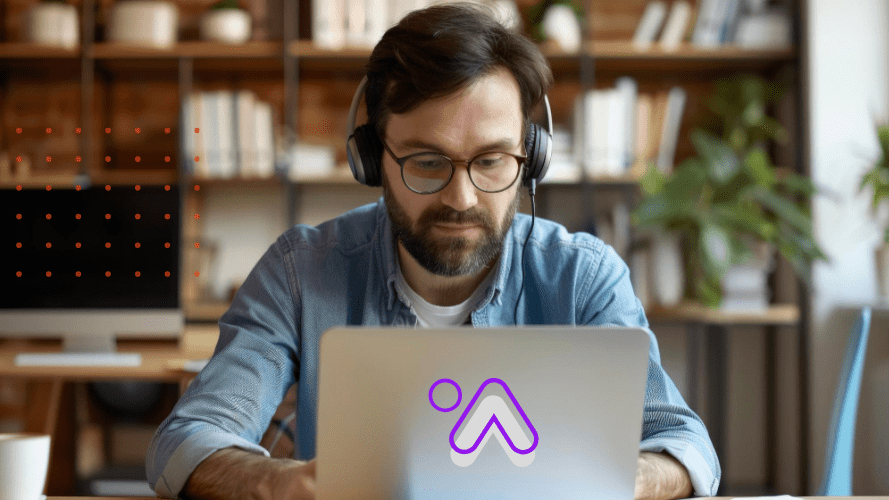 homem pratica educação continuada em sua casa por meio de aulas online no seu notebook