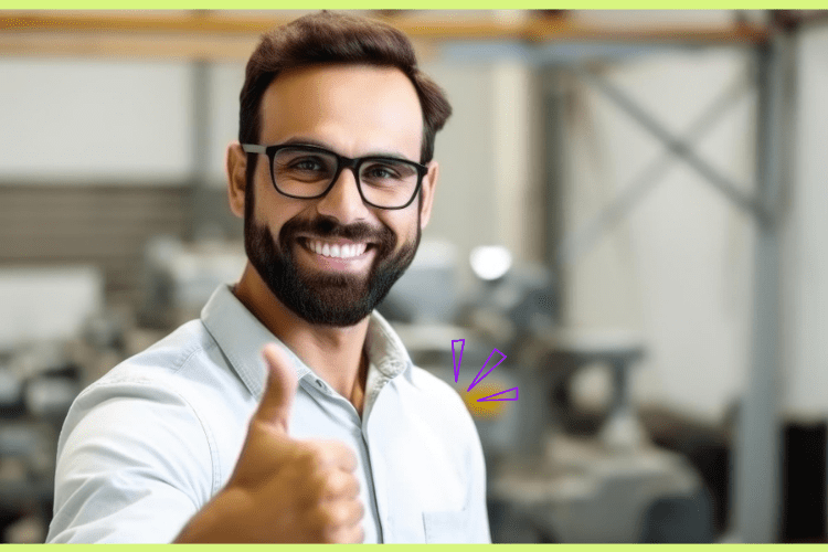 homem sorri com ar confiante ao fazer uma boa gestão de benefícios na empresa