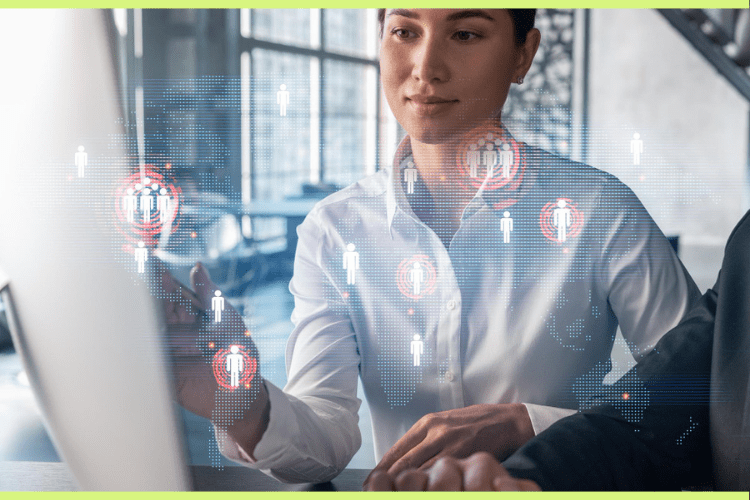 mulher trabalha no computador e usa ferramentas de tecnologia no rh