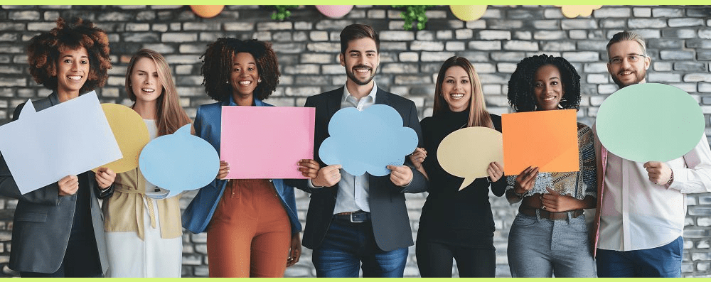 pessoas seguram balões de diálogo remetendo a como melhorar a comunicação no ambiente de trabalho