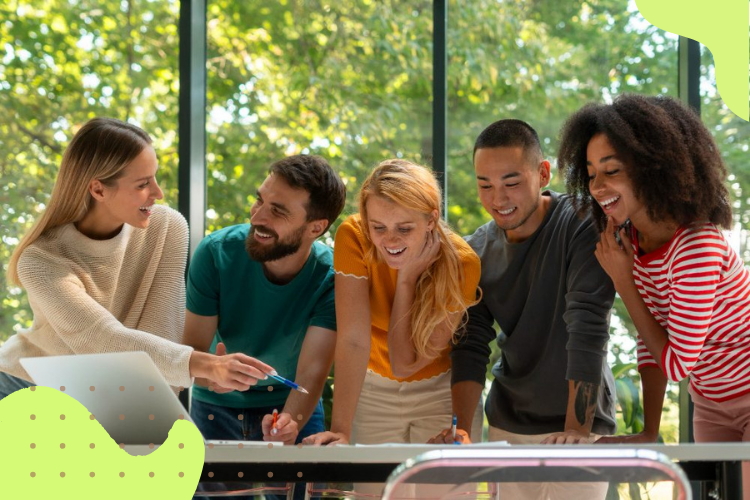 equipe feliz demonstra engajamento dos colaboradores pela empresa