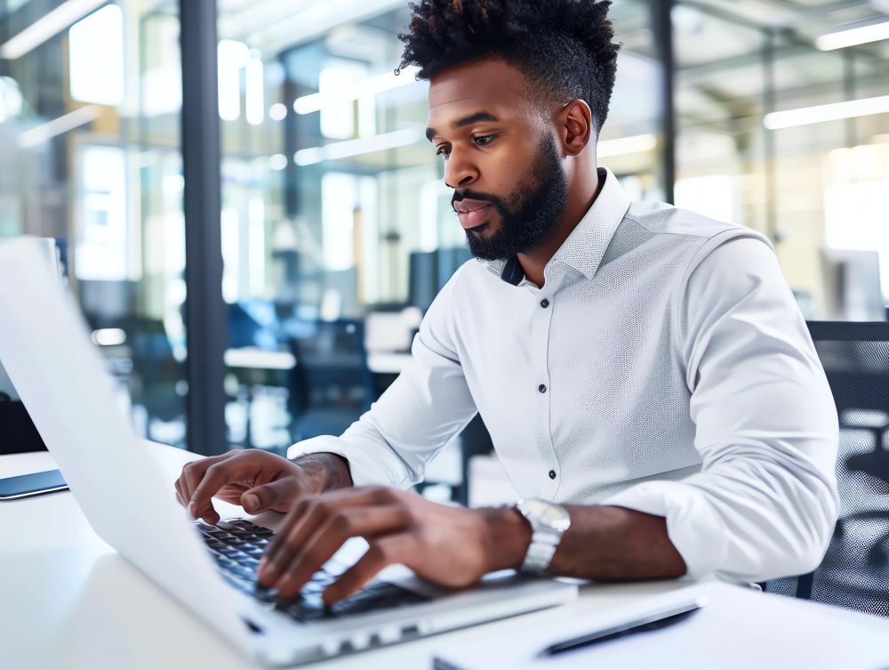 homem preenche edf-reinf no trabalho