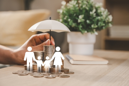 ilustração de uma mão com guarda-chuva sobre uma família, simbolizando ajuda de custo