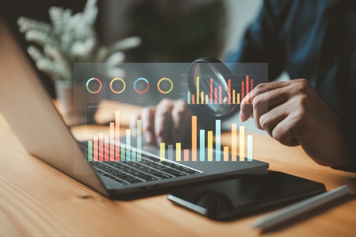 ícones em 3d de finanças sobre notebook simbolizam aporte financeiro nas empresas