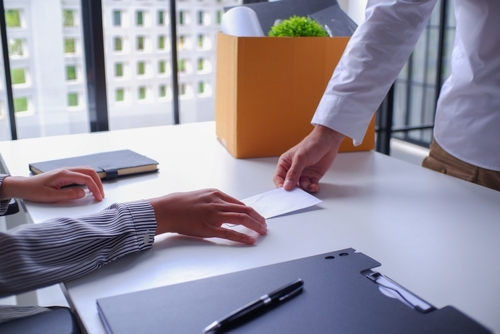 pessoa assina destrato e faz o exame aso demissional