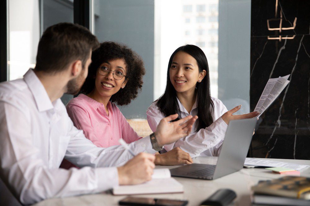 equipe de trabalho em sala de reunião fala sobre HRIS