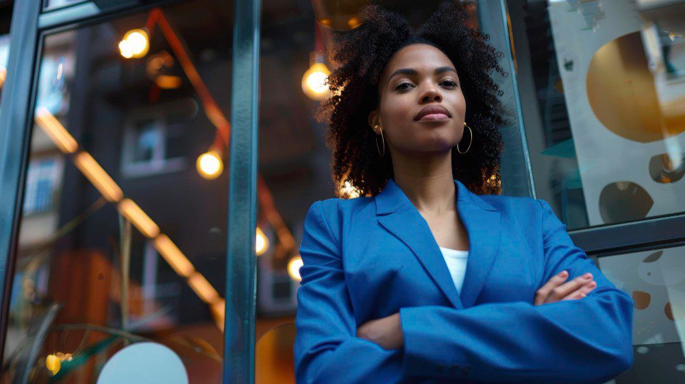 mulher com olhar confiante demonstra sucesso em carreira rh