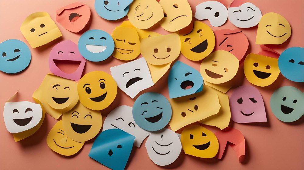 diversos recortes em papel de expressões faciais diferentes simbolizando o teste big five