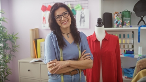 mulher costureira sorridente adota INPI em sua empresa