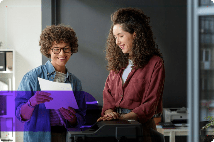 colaboradora mostra a colega como abonar falta