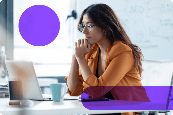 mulher apoiada na mesa de trabalho estuda sobre a dctfweb