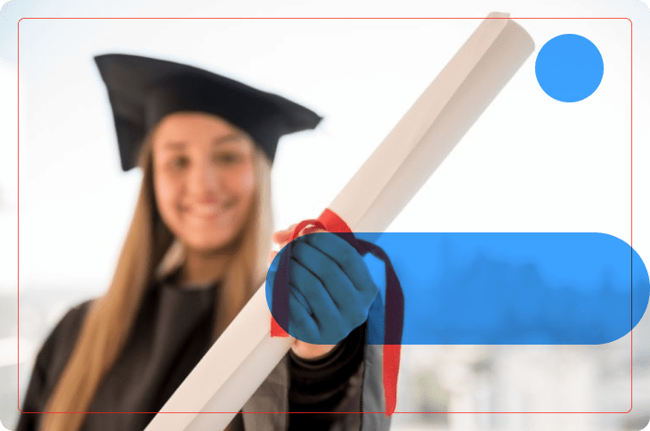 formanda com beca segura diploma, remetendo ao comprovante de escolaridade