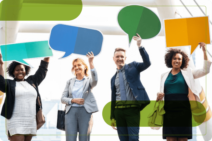 profissionais sorridentes seguram balões de diálogo simbolizando comunicação corporativa