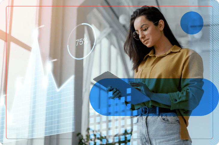 Mulher trabalha com seu tablet fazendo gestão estratégica de pessoas