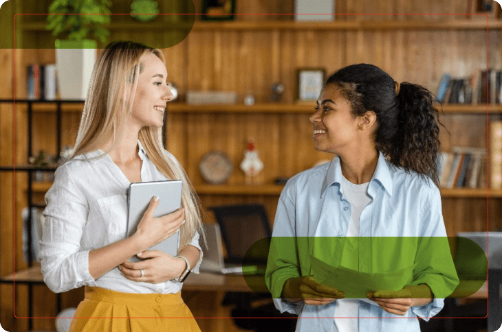 colegas de trabalho desenvolvem habilidades sociais conversando amigavelmente