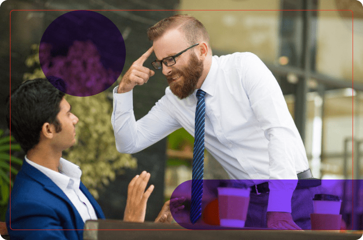 homem grita e gesticula com colega, demonstrando liderança tóxica