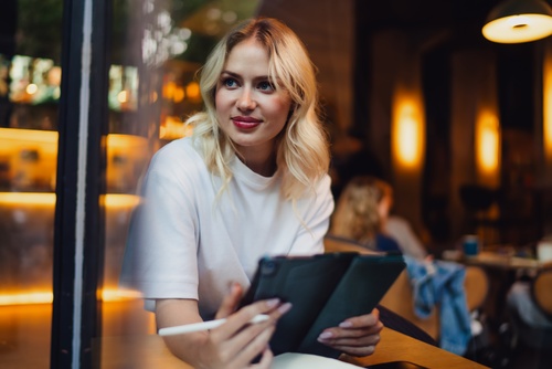 mulher com expressão atenta e sorridente, que simboliza adaptabilidade