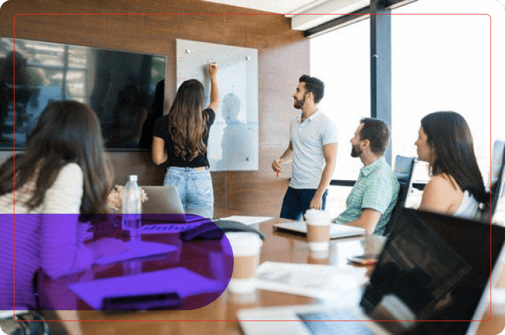 equipe de trabalho realiza workshop em sala de reunião
