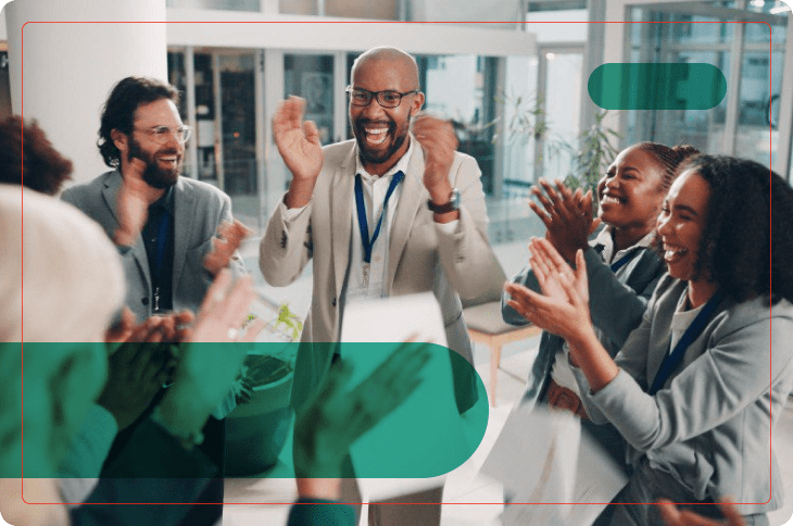 homem sorridente em meio aos colegas de trabalho assume o perfil de o comunicador