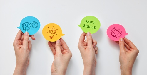 diversas mãos seguram papeis com ícones simbolizando Teste de vocação