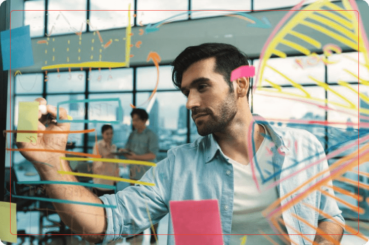 homem escrevendo em quadro transparente diversos