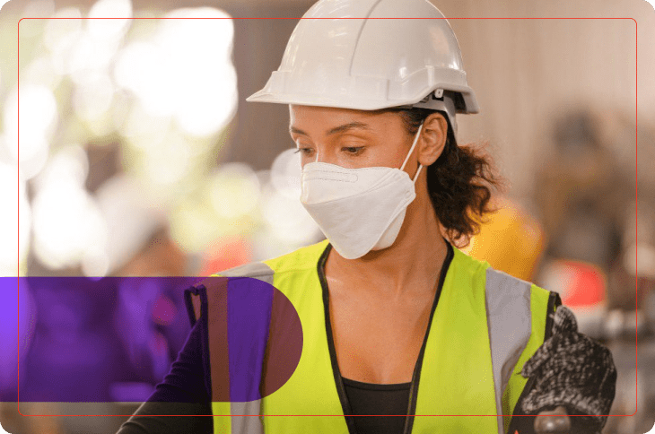 mulher paramentada de epis cumpre a sst da empresa