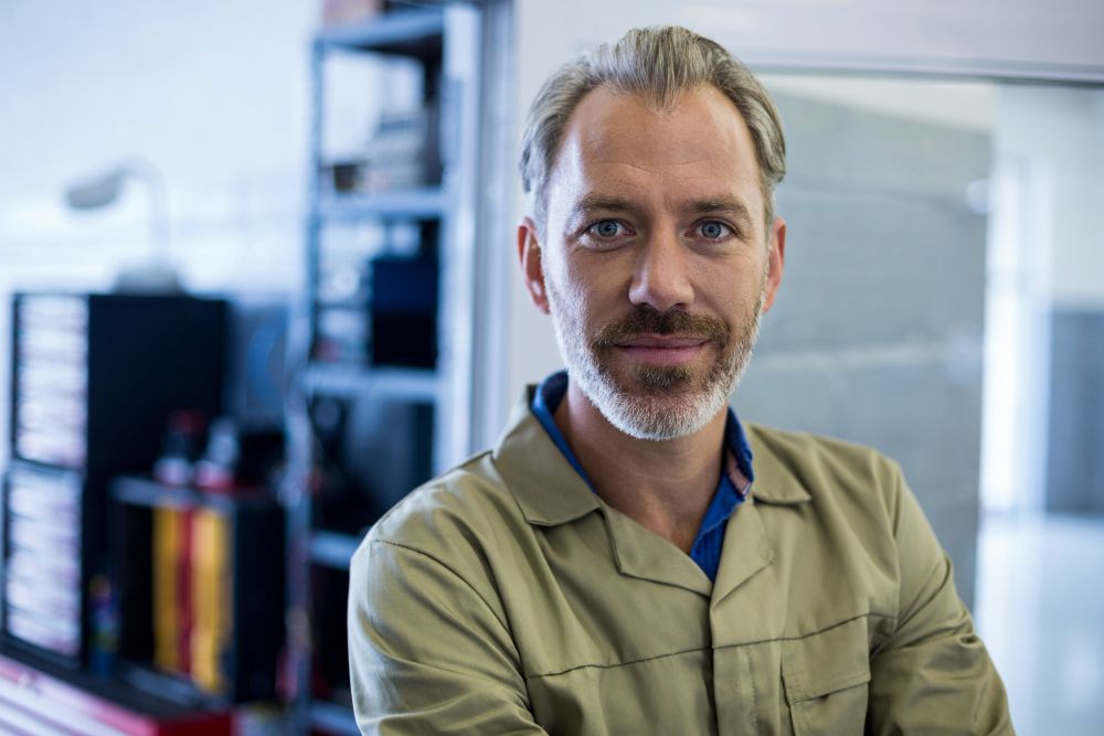 homem de meia idade em ambiente de trabalho teve sucesso em recolocação no mercado de trabalho